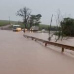 Córrego transborda em Vicentinópolis e deixa moradores ilhados