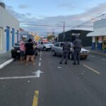 Carro bate em outro estacionado e interdita parte da rua Marcílio Dias