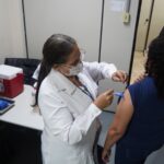 Saúde de Araçatuba imuniza 135 pessoas contra a gripe em ação no Paço Municipal