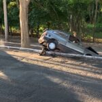 Carro fica pendurado em canteiro central na Fundadores, em Araçatuba