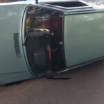 Motorista tomba carro após se distrair com saco de pães em Birigui